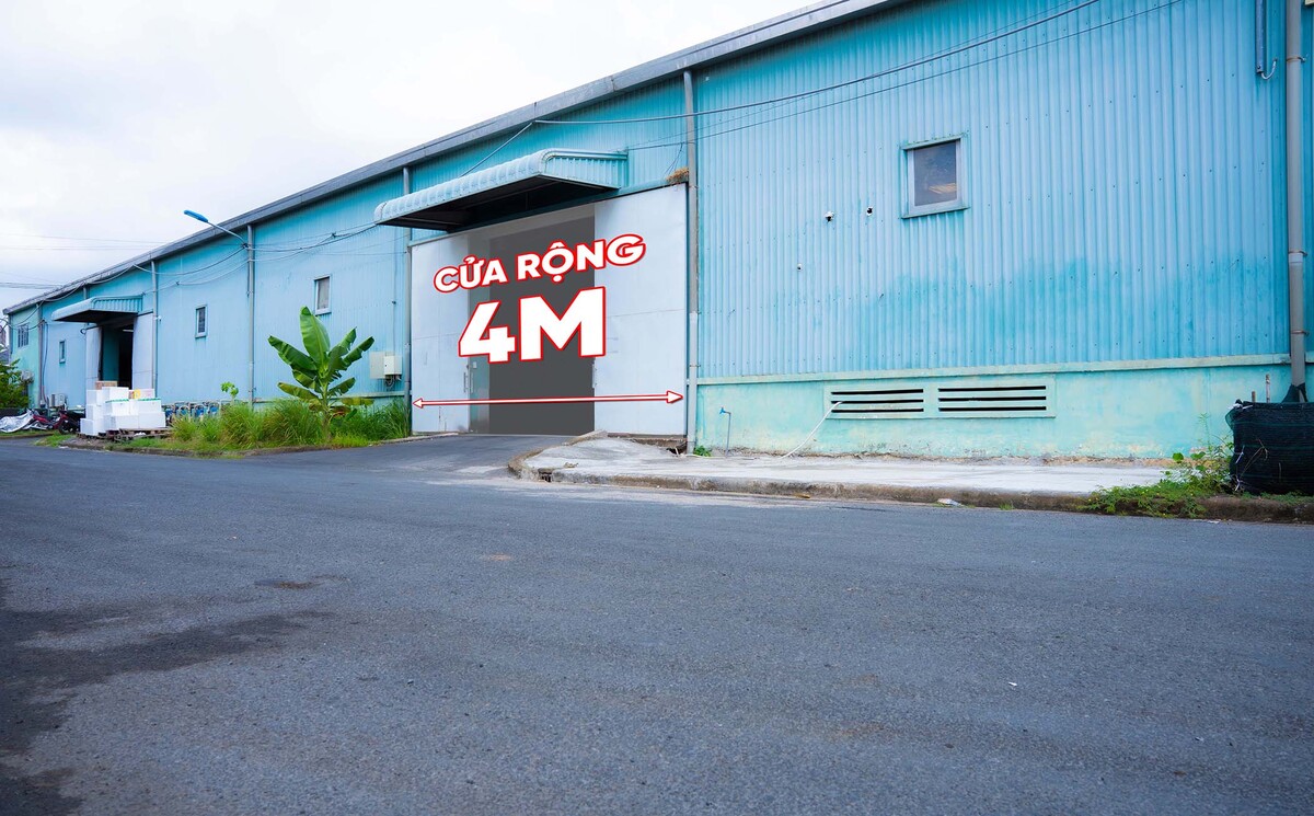 các ô kệ trong kho