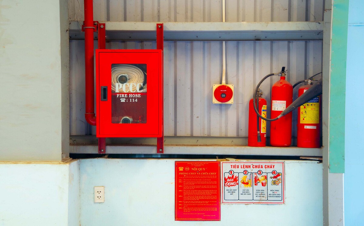 các ô kệ trong kho