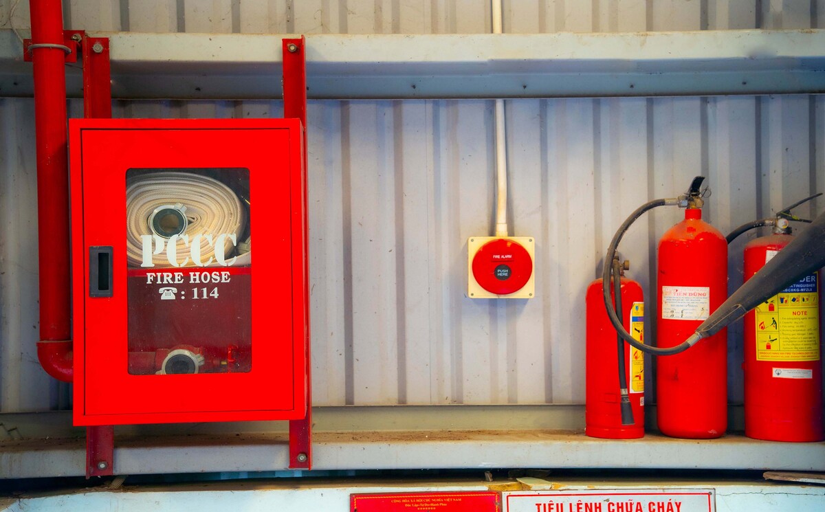 các ô kệ trong kho