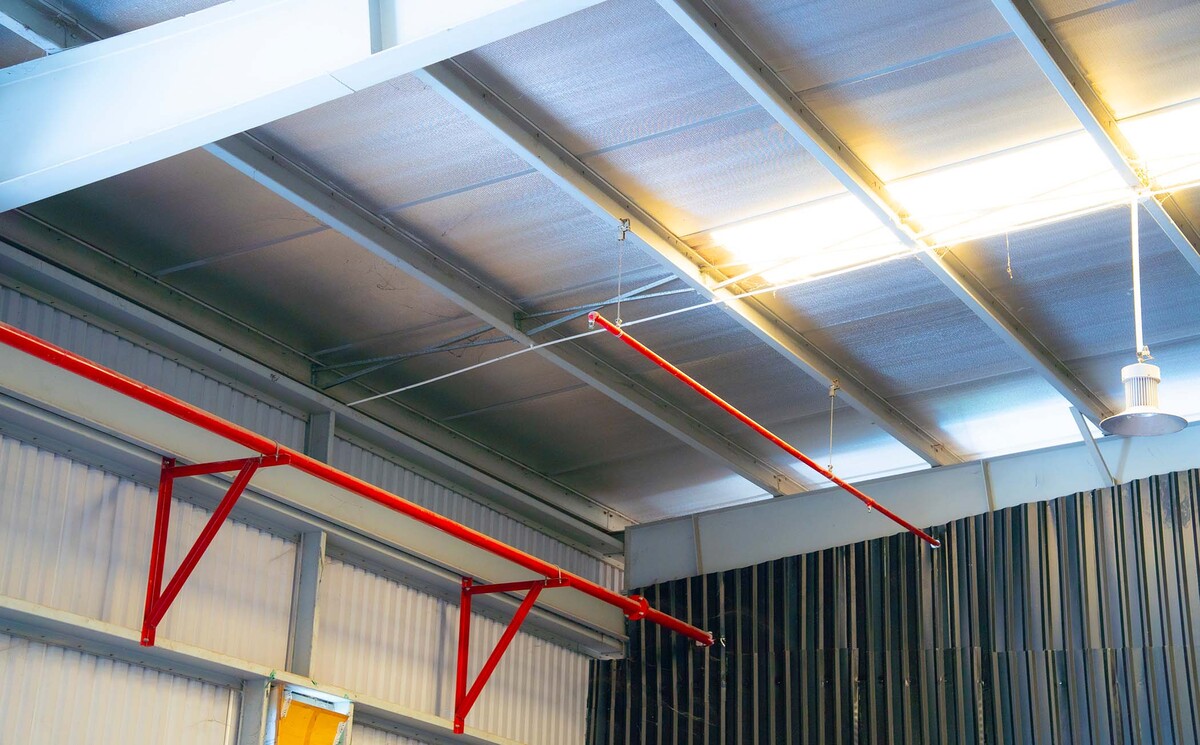 các ô kệ trong kho