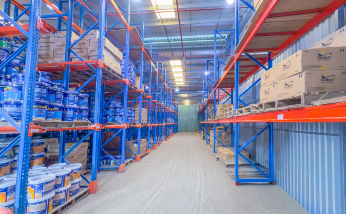 các ô kệ trong kho