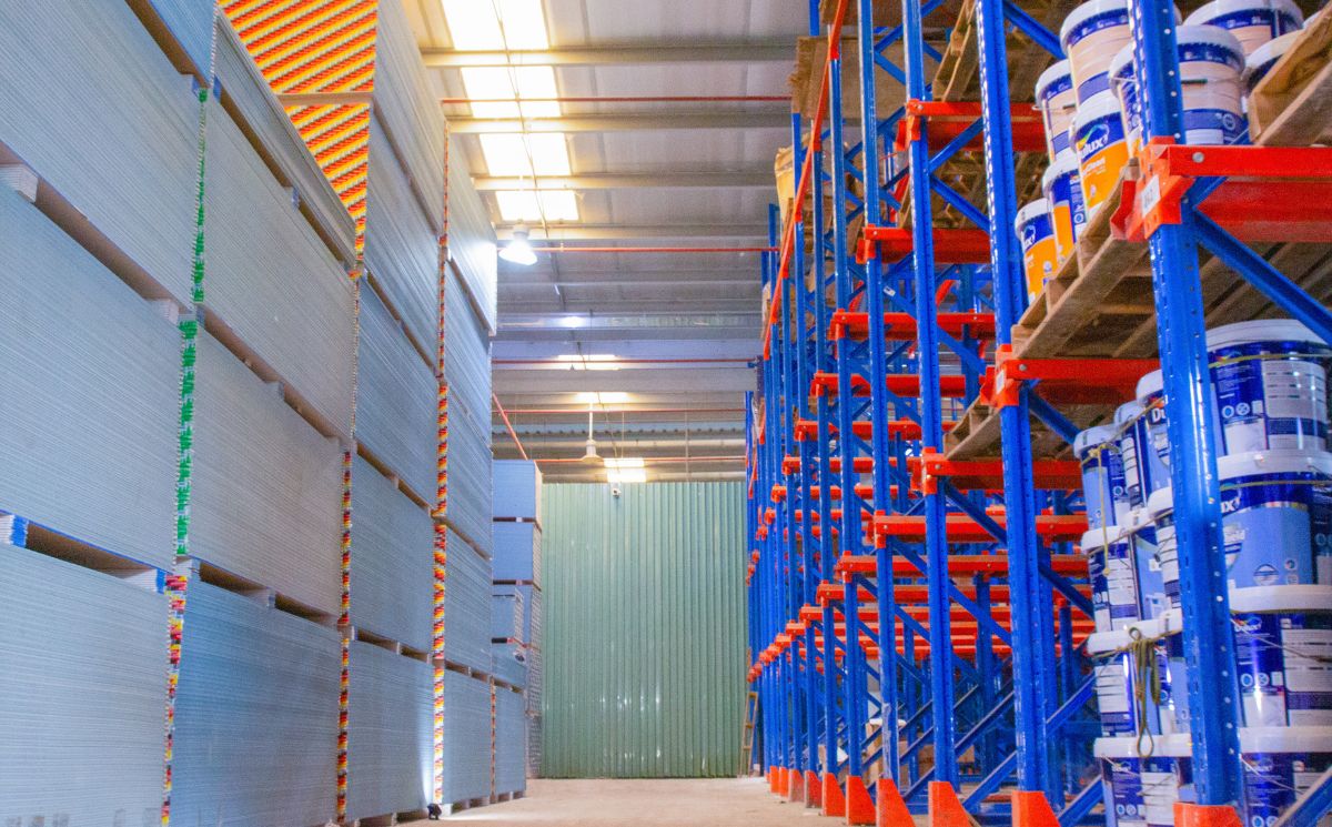 các ô kệ trong kho