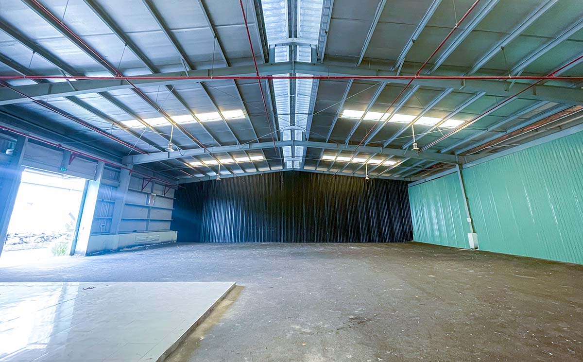 Cửa bên hông kho