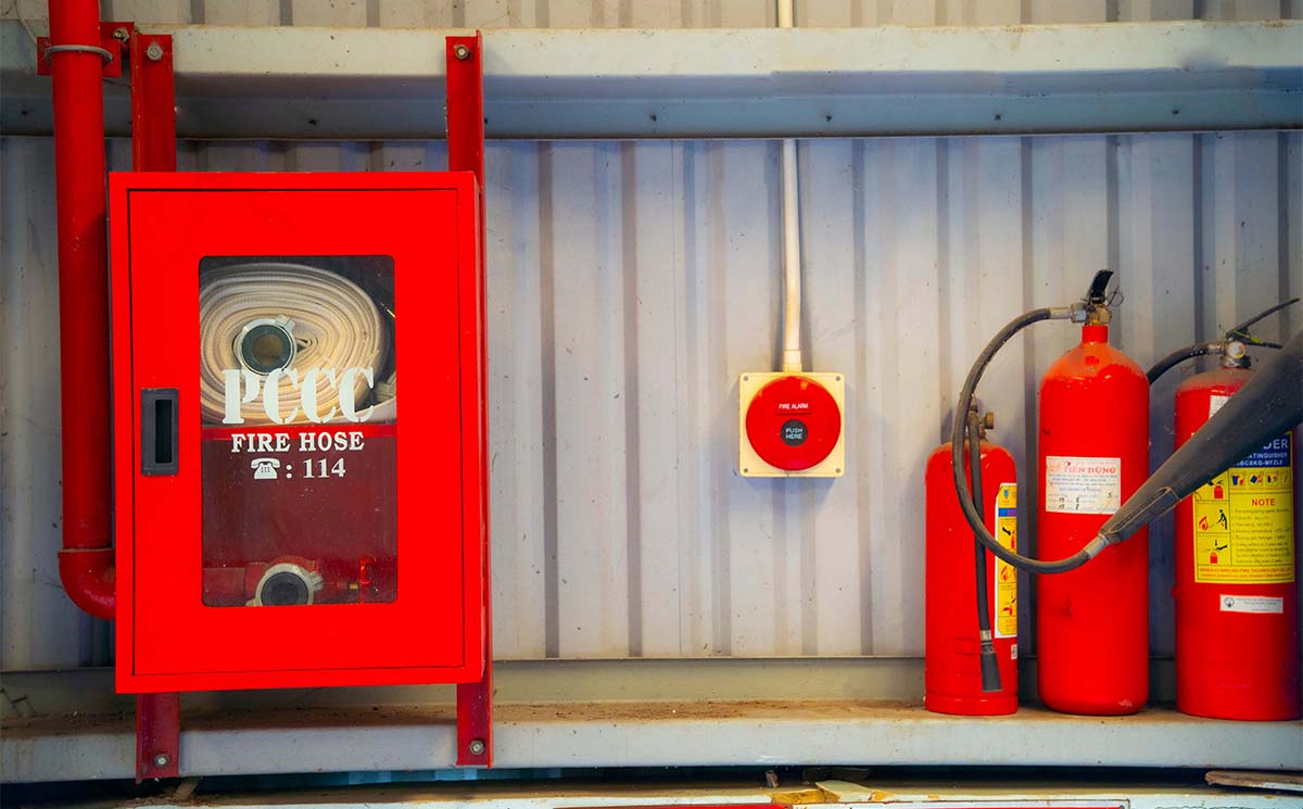 các ô kệ trong kho