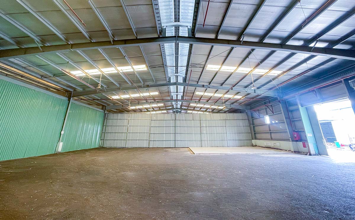 các ô kệ trong kho