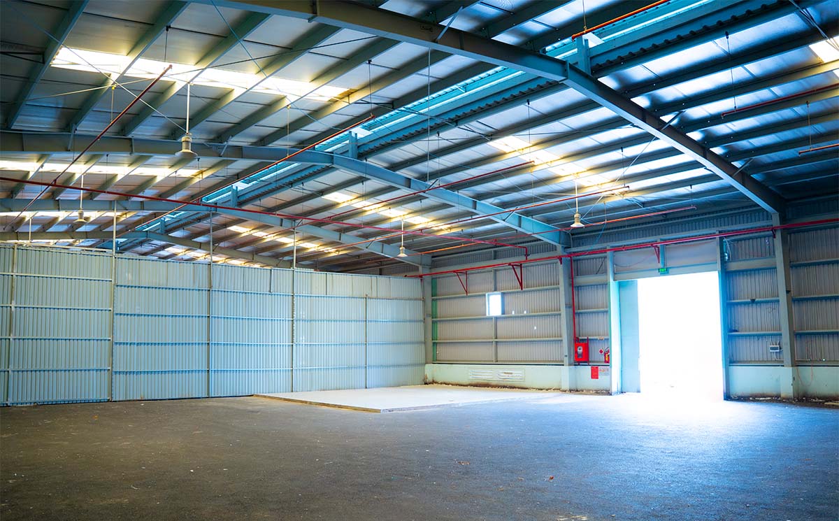 các ô kệ trong kho