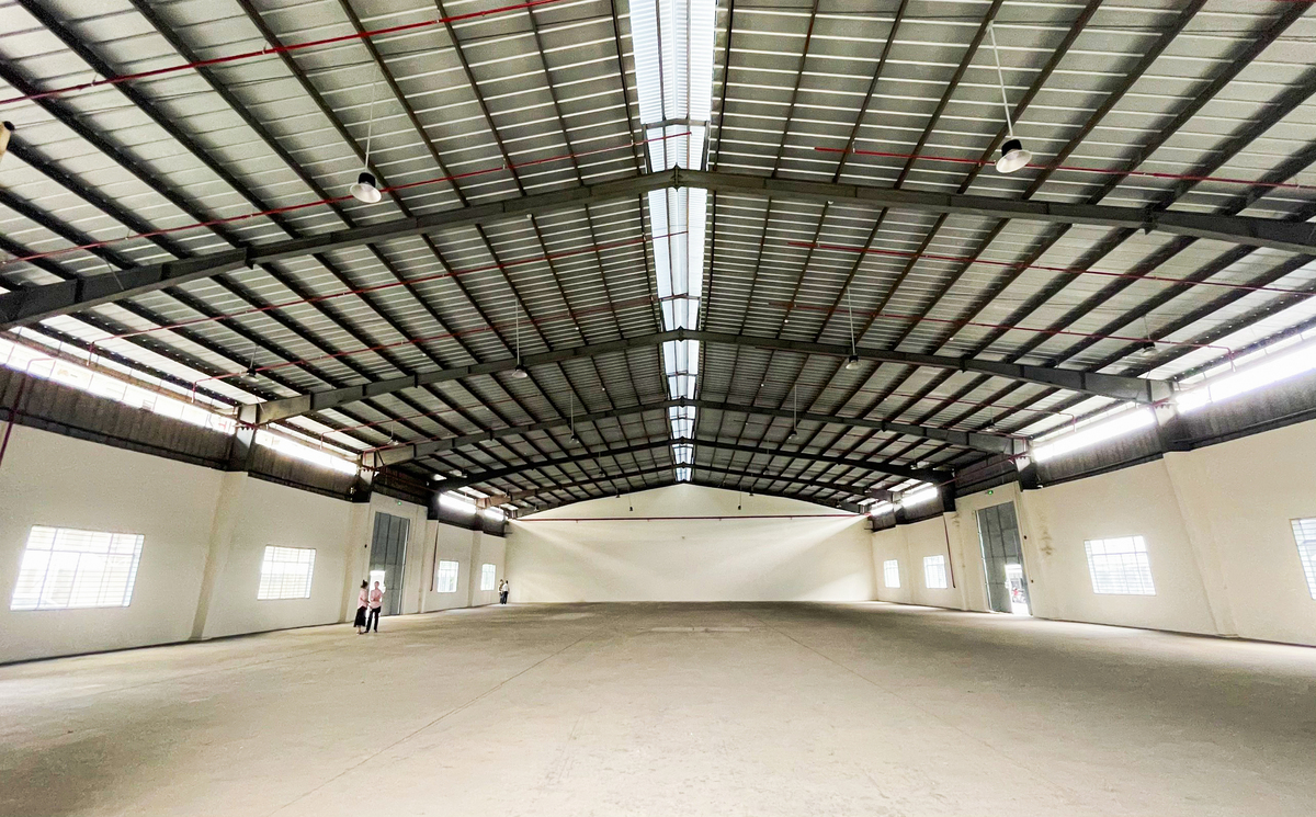 các ô kệ trong kho