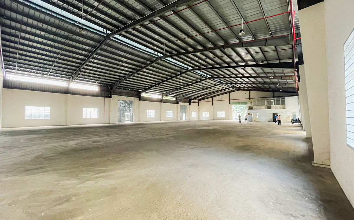 các ô kệ trong kho