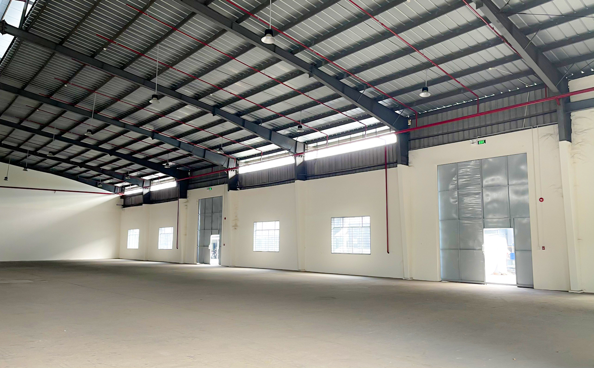 các ô kệ trong kho