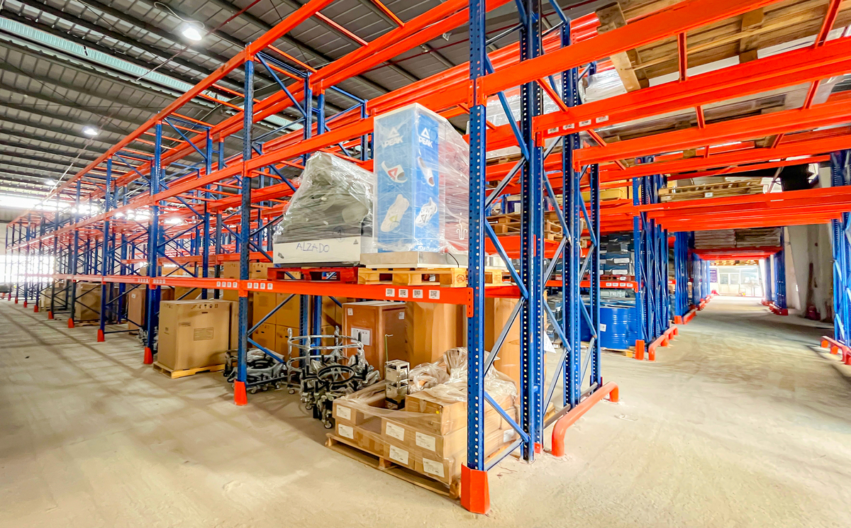 các ô kệ trong kho