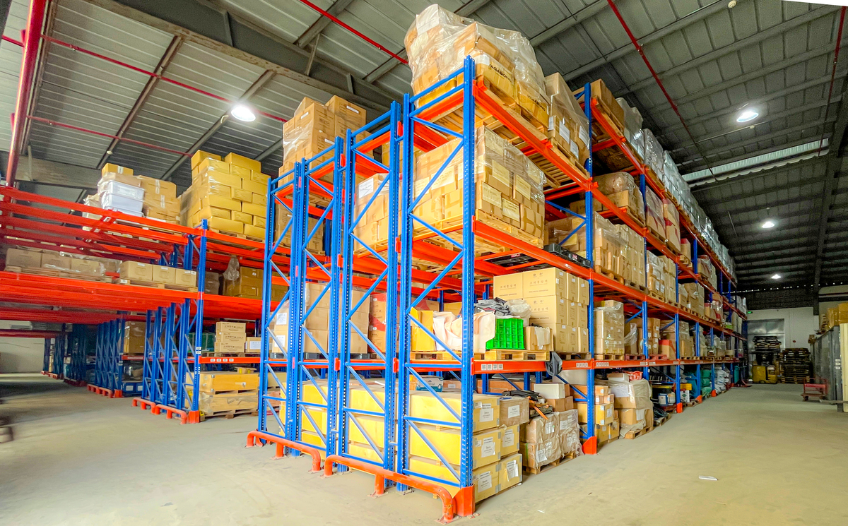 các ô kệ trong kho