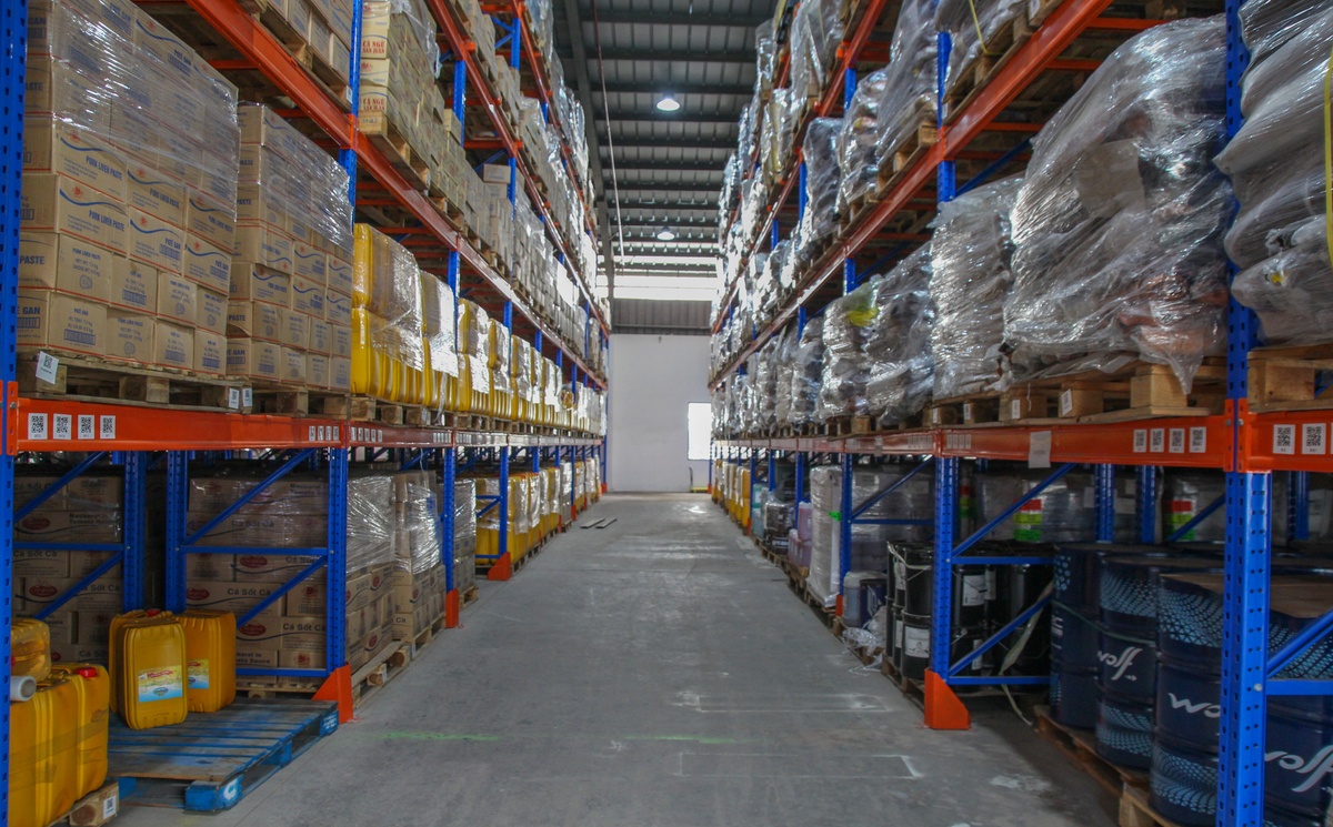 các ô kệ trong kho