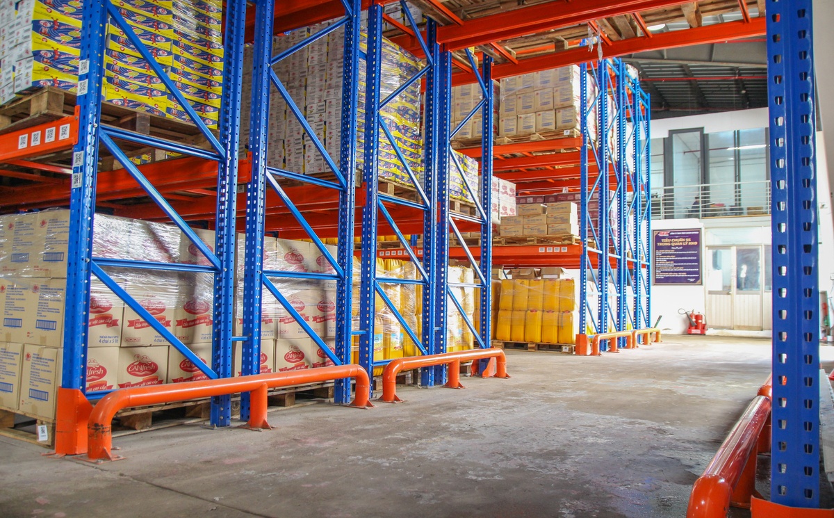 các ô kệ trong kho