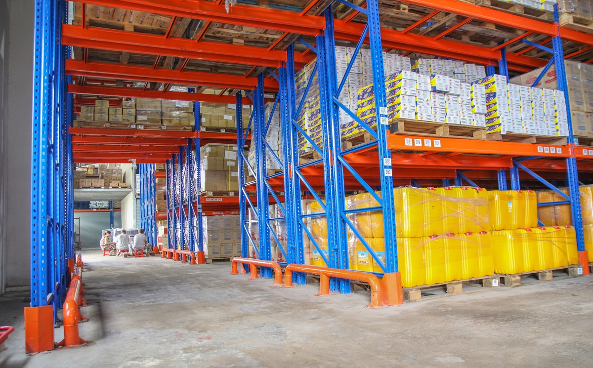 các ô kệ trong kho