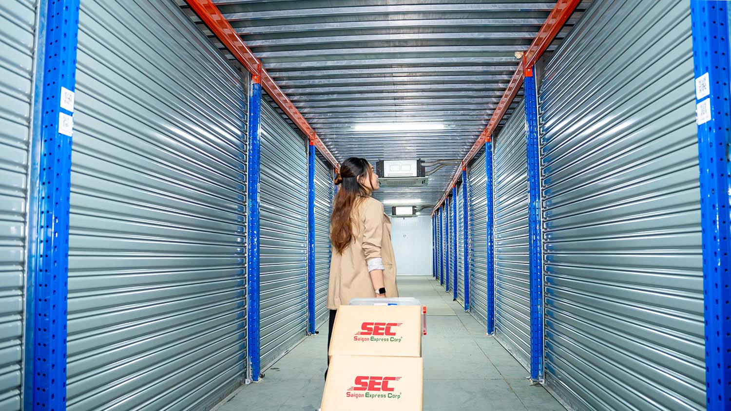 khách hàng tại kho mini