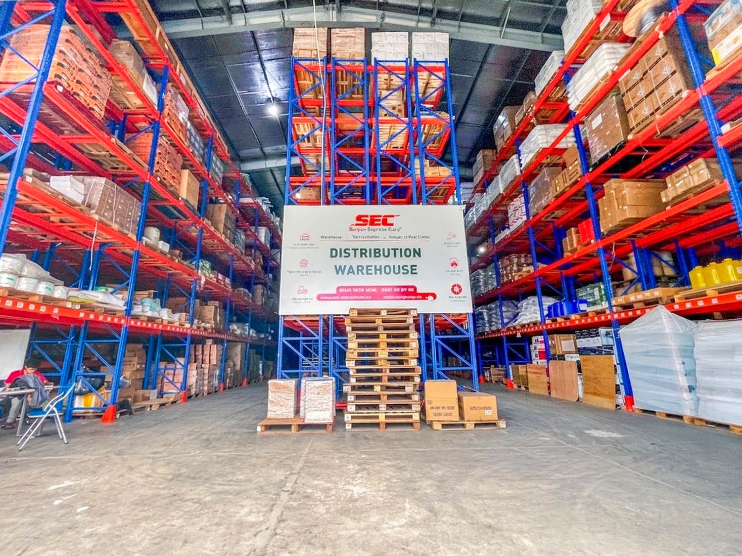 bên trong kho phân phối